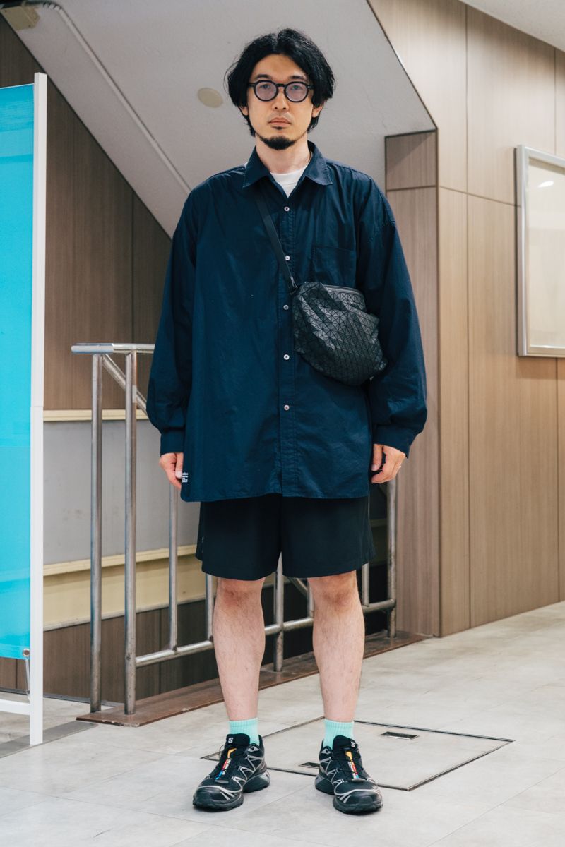 スニーカー=サロモン シャツ、パンツ=フレッシュサービス メガネ=フォーナインズ バッグ=バオバオイッセイミヤケ