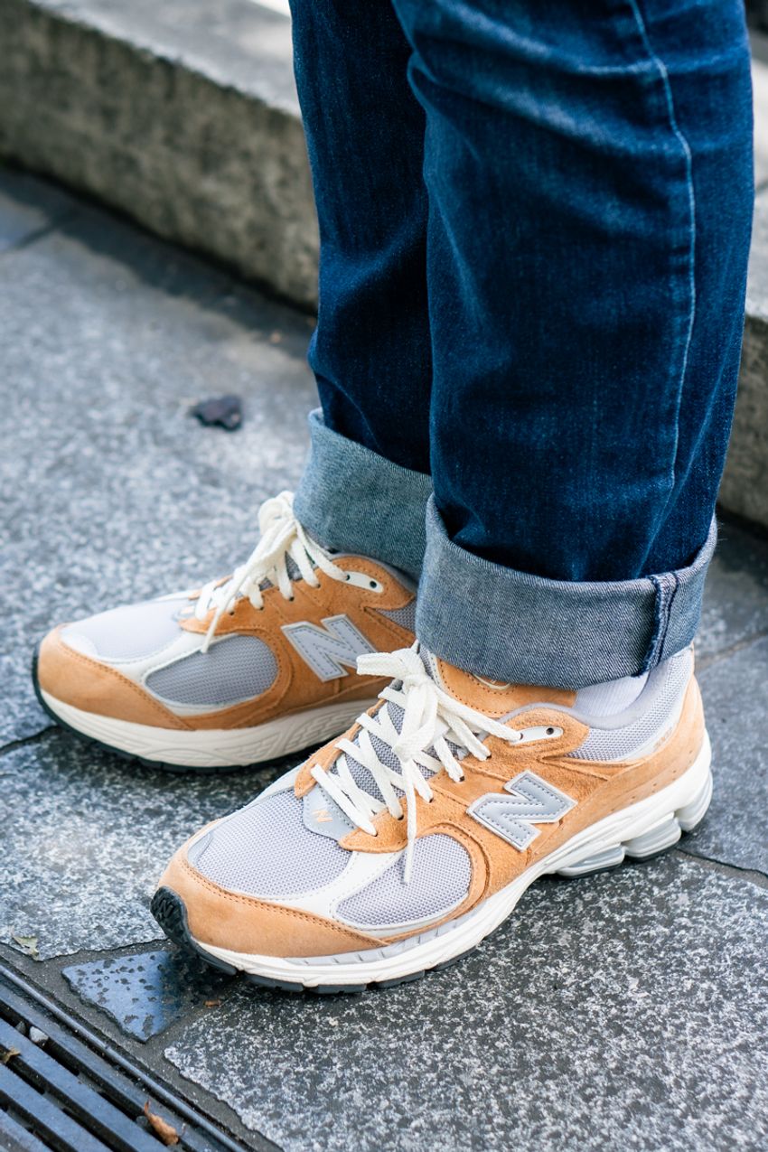 夏に“濃いめの青デニム”を選んだ街の洒落者たち！大人らしさと引き締め役にも最適 - 6枚目の画像