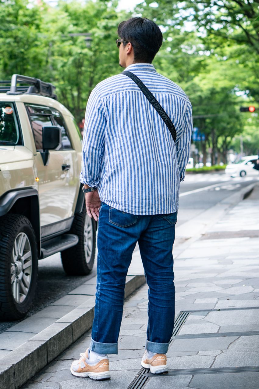 夏に“濃いめの青デニム”を選んだ街の洒落者たち！大人らしさと引き締め役にも最適 - 7枚目の画像