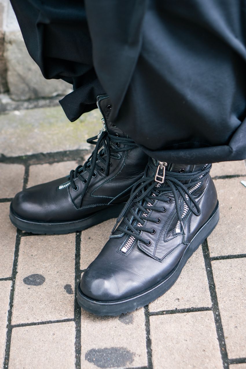 【30代、40代、50代】トレンドの“ブラックスタイル”の最新系を街角スナップで厳選！ - 4枚目の画像