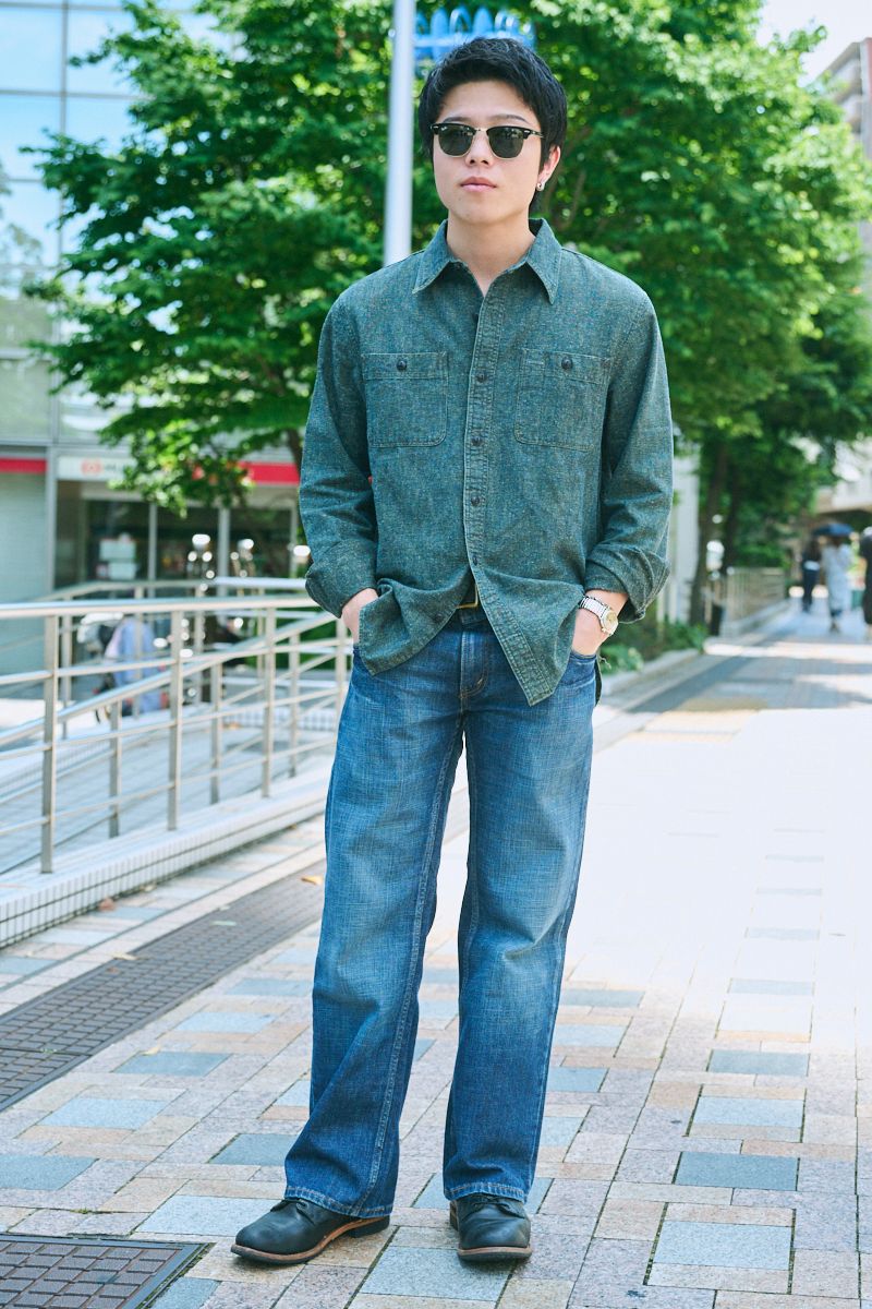 シャツ=ダブルアールエル デニム=リーバイス シューズ=レッドウィング 眼鏡=レイバン アクセサリー=ヴィンテージ