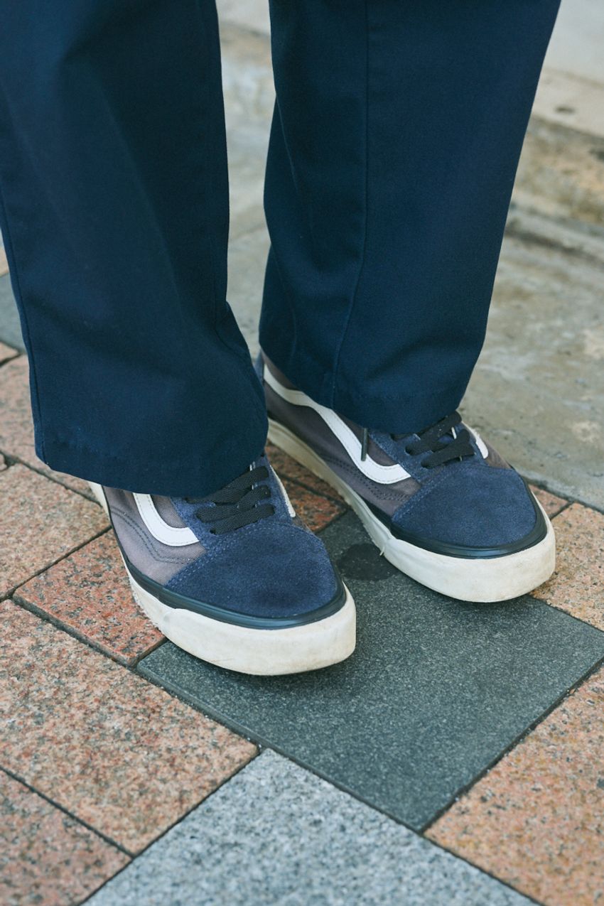 夏のレッドキャップ活用術をスナップで。定番ワークパンツにシャツ……大人はどう着こなす？ - 2枚目の画像