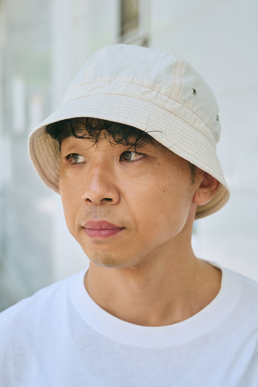 夏のレッドキャップ活用術をスナップで。定番ワークパンツにシャツ……大人はどう着こなす？ - 3枚目の画像