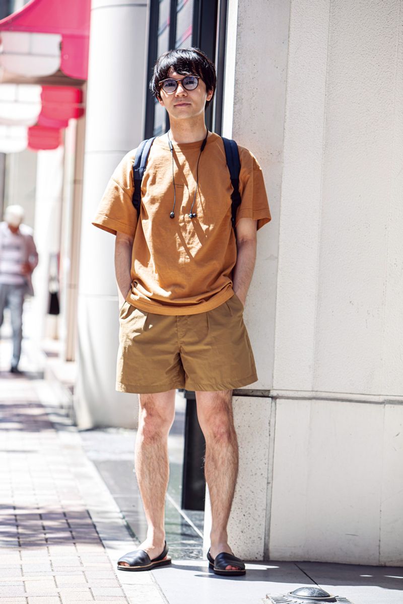 マイルドなオレンジTシャツで、ラフなのにアーバン調 福島 渉