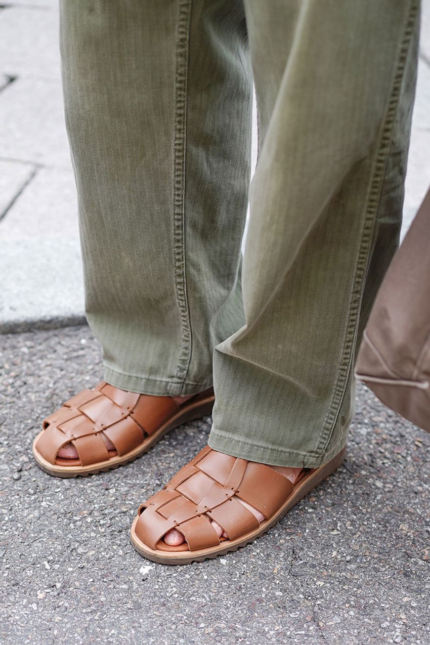 レザーサンダルは“ブラウン系“が今の気分！ 夏の装いを穏やか＆上品に仕上げた3人 - 9枚目の画像