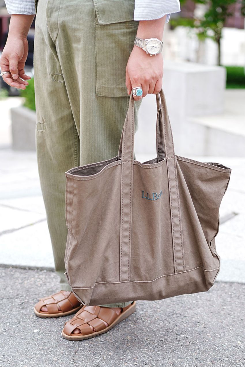 レザーサンダルは“ブラウン系“が今の気分！ 夏の装いを穏やか＆上品に仕上げた3人 - 10枚目の画像