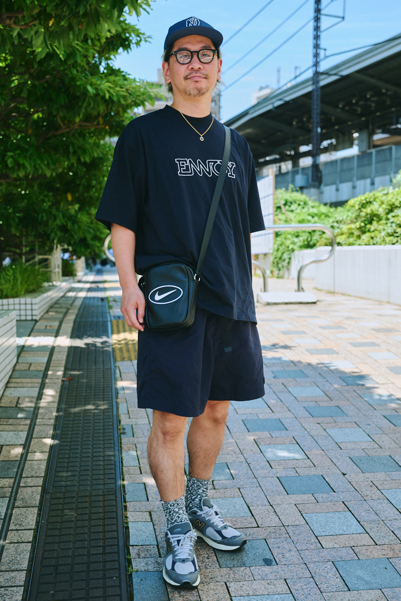 エンノイ パンツ Tシャツ ビシっと締まる黒Tシャツ。洒落者たちの愛用ブランドは