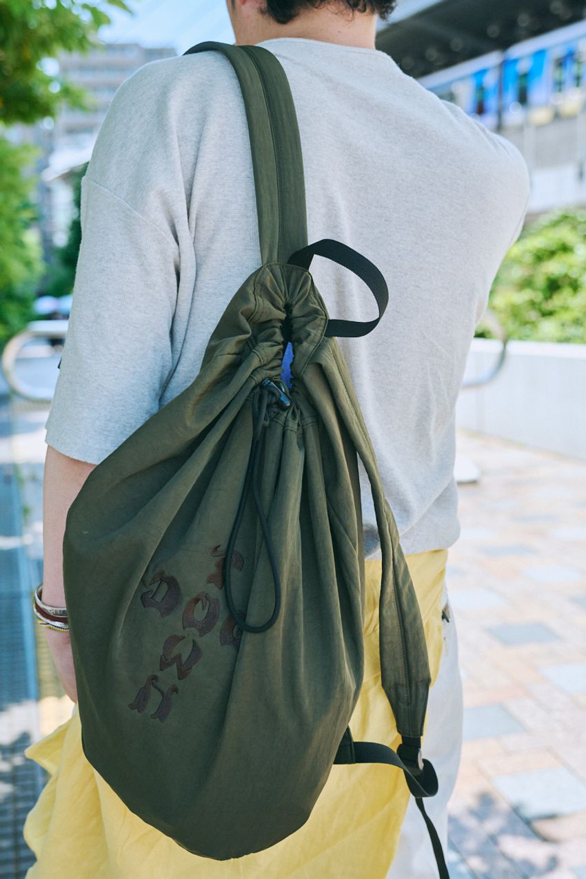 洒落者たちにジワジワキテる「ヘンリーネック」。Tシャツの新たな選択肢をスナップで - 7枚目の画像