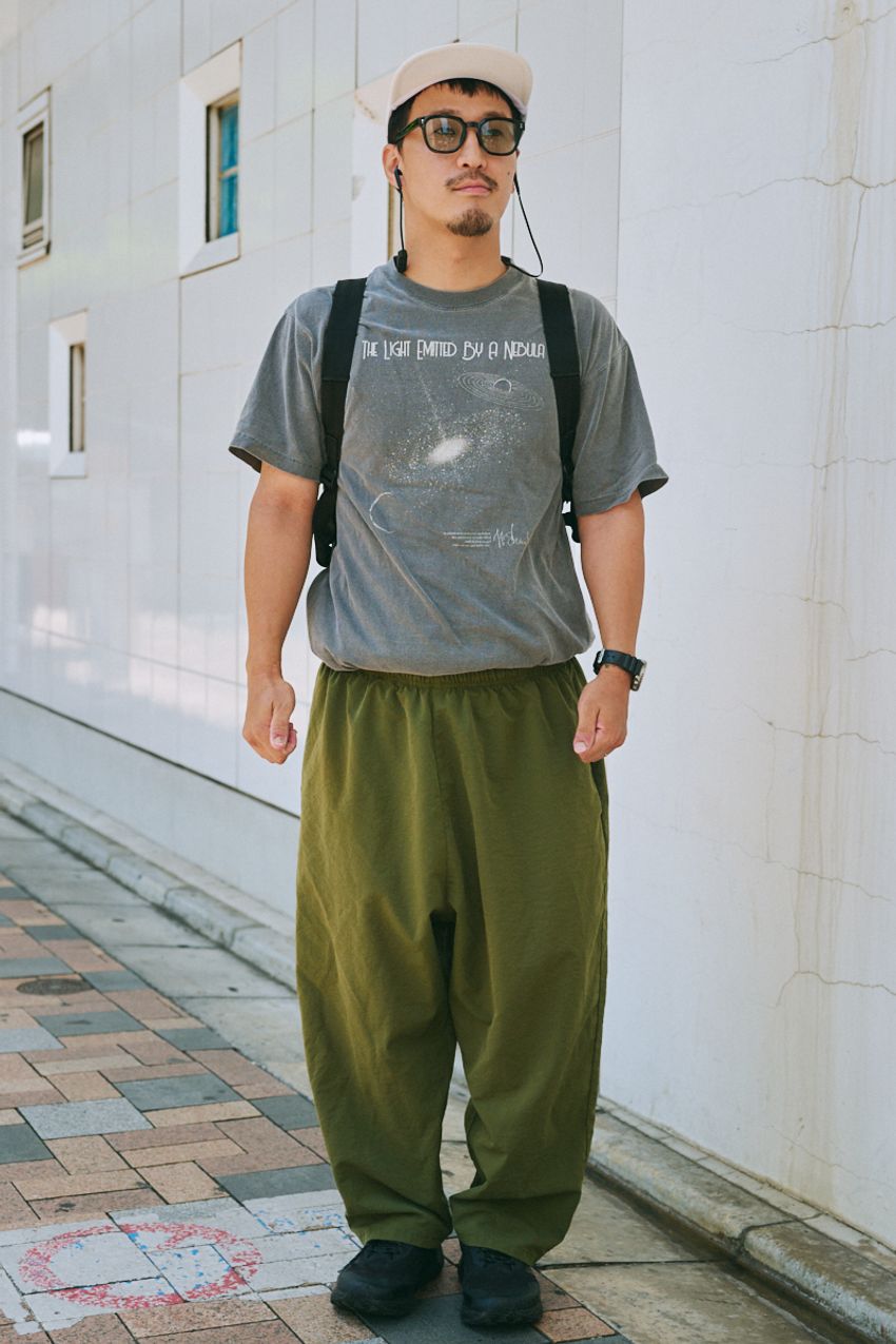 ますます人気上昇中！“カーキ”パンツを夏コーデに取り入れた3名の達人。軽やかに見せるポイントは…… - 4枚目の画像