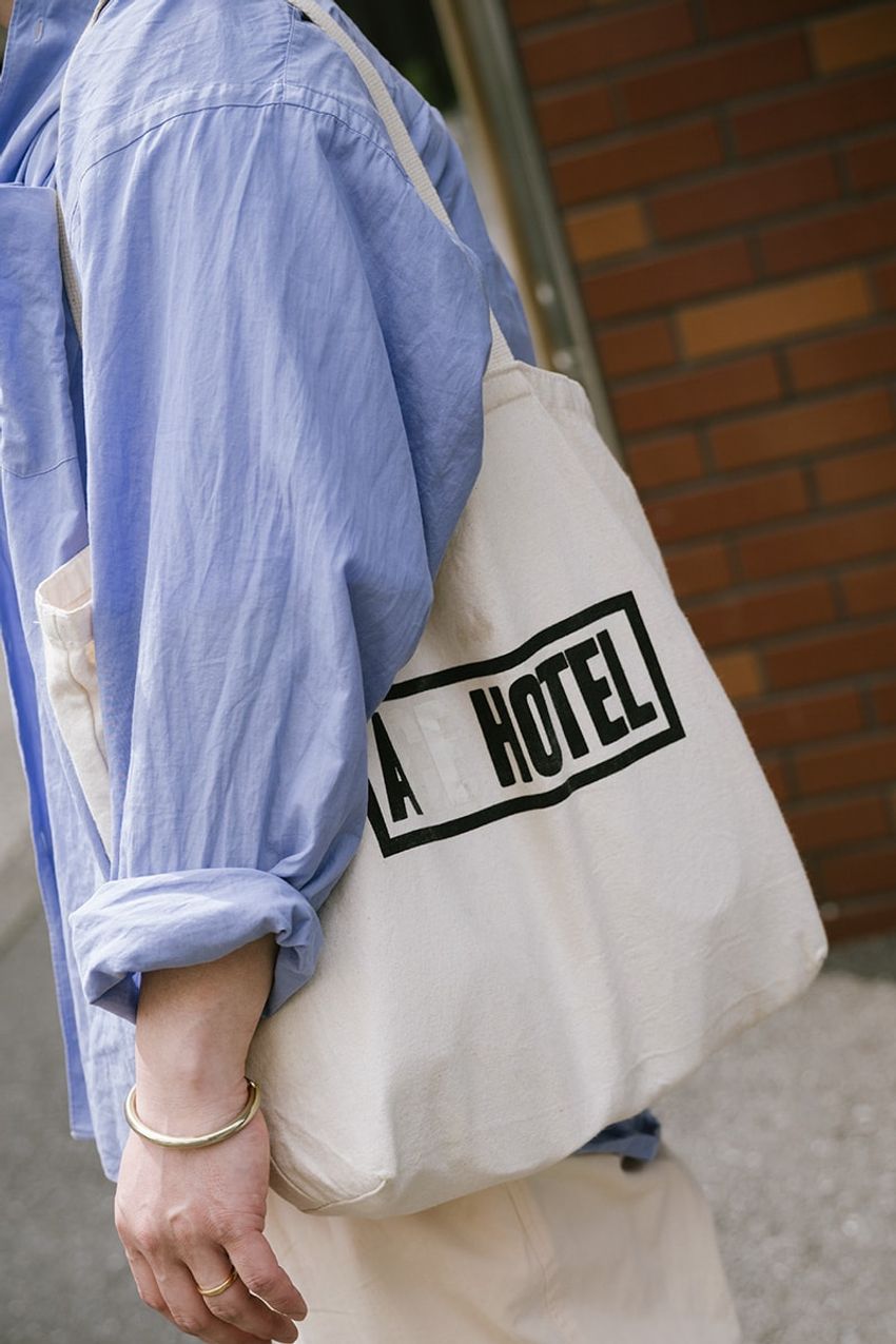 「コモリ」はシャツが圧倒的人気！“ユルさ”と“大人っぽさ”を一枚で醸した3名をスナップ - 3枚目の画像