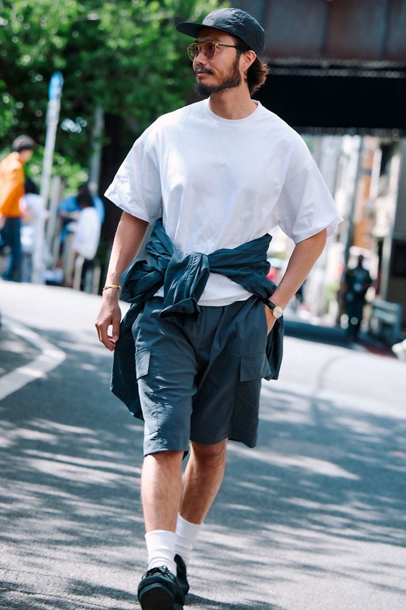 腰巻きスタイルもコンサバ感は一切なし。こういう風に軽やかに装いを整えたい。