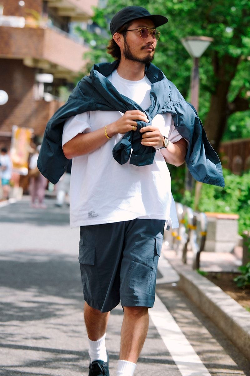 シャツ=グラフペーパー Tシャツ=フレッシュサービス ショーツ=エイトン 靴=クラークスオリジナルズ 帽子=キジマタカユキ サングラス=モスコット 腕時計=セイコー