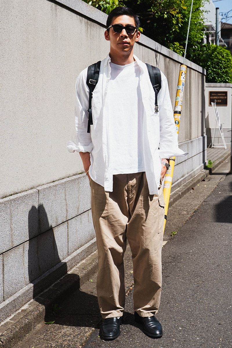 シャツ=不明 Tシャツ=オーラリー パンツ=キャプテンサンシャイン 靴=フィスキー サングラス=ギュパール 腕時計=カルティエ バッグ=プラダ