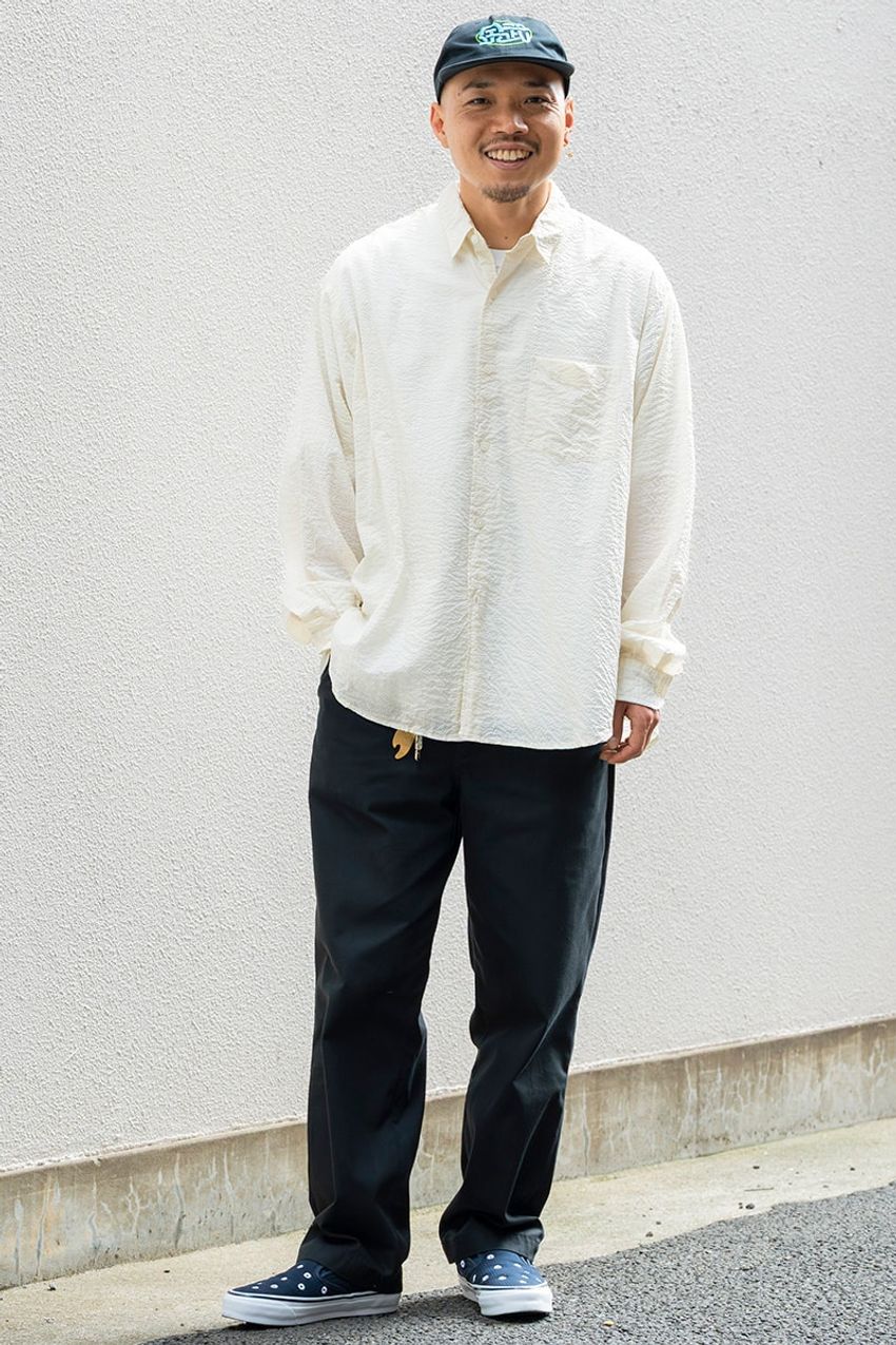 休日の「白シャツ」どう着る？清潔感を程良く感じさせる“不真面目“な良コーデ3選 - 4枚目の画像