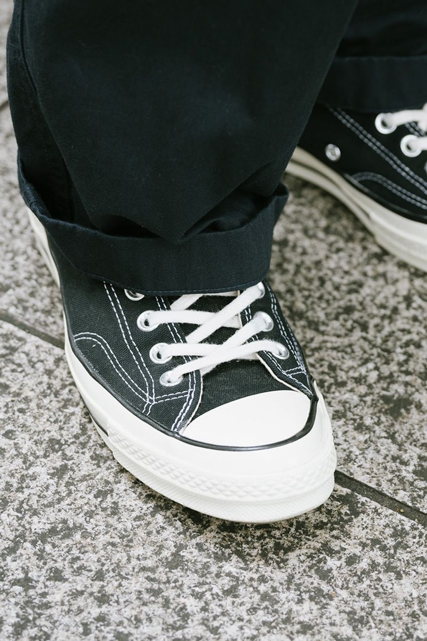 “究極のシンプル”が抜群にカッコいい。「白シャツ×黒パンツ」を着こなしたコーデ3例 - 6枚目の画像