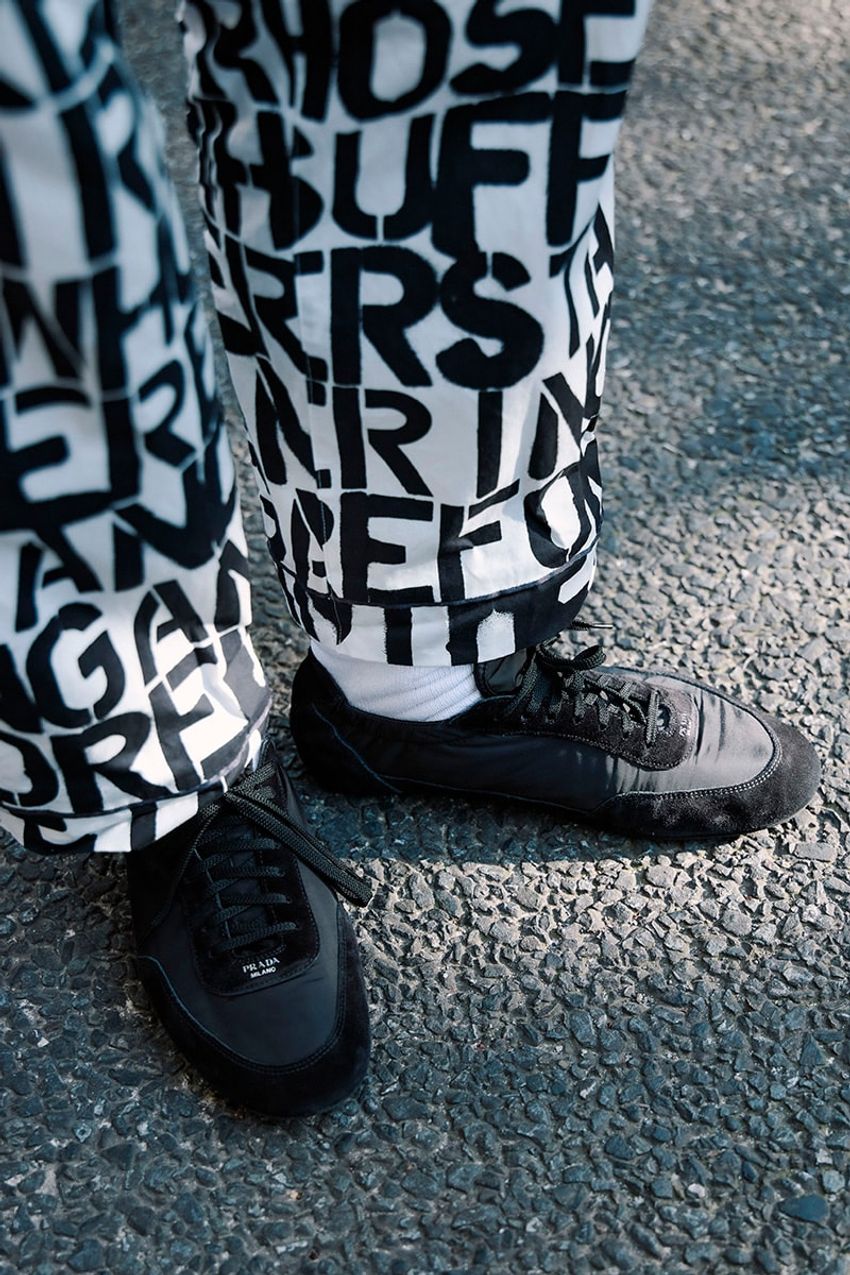 休日の「白シャツ」どう着る？清潔感を程良く感じさせる“不真面目“な良コーデ3選 - 2枚目の画像