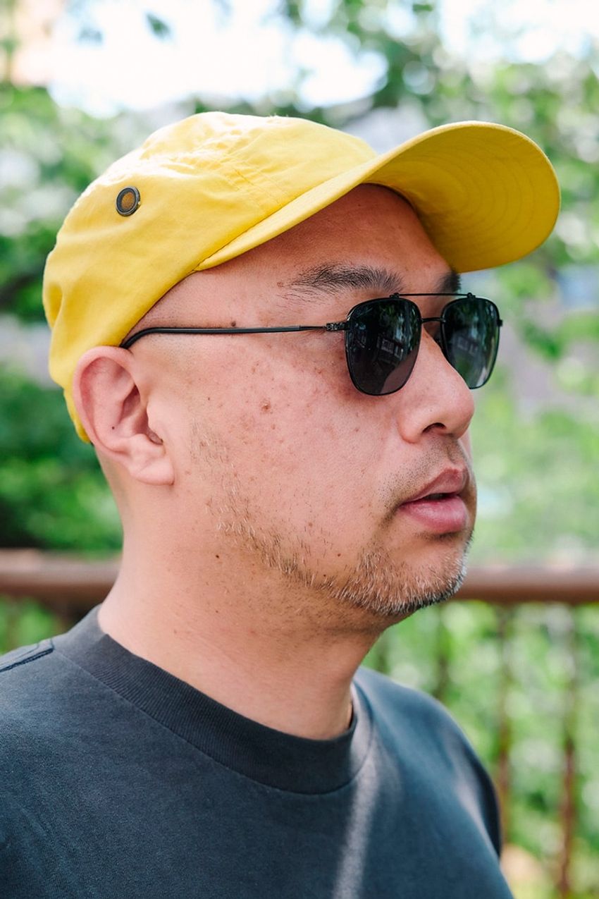 夏のモノトーンコーデに効く優秀小物の選び方をスナップで！ミニバッグ、チープカシオ……etc. - 3枚目の画像