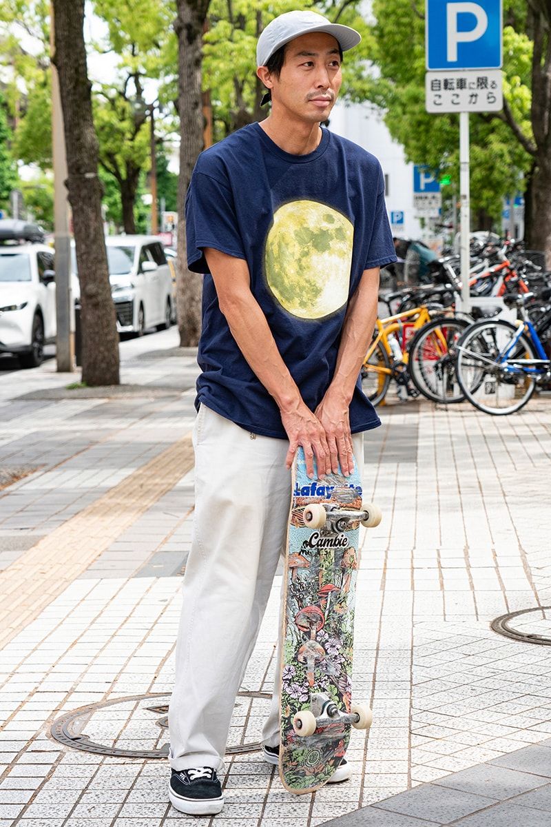 Tシャツ=NNN パンツ=エディーバウアー スニーカー=ヴァンズ 帽子=ザノースフェイス