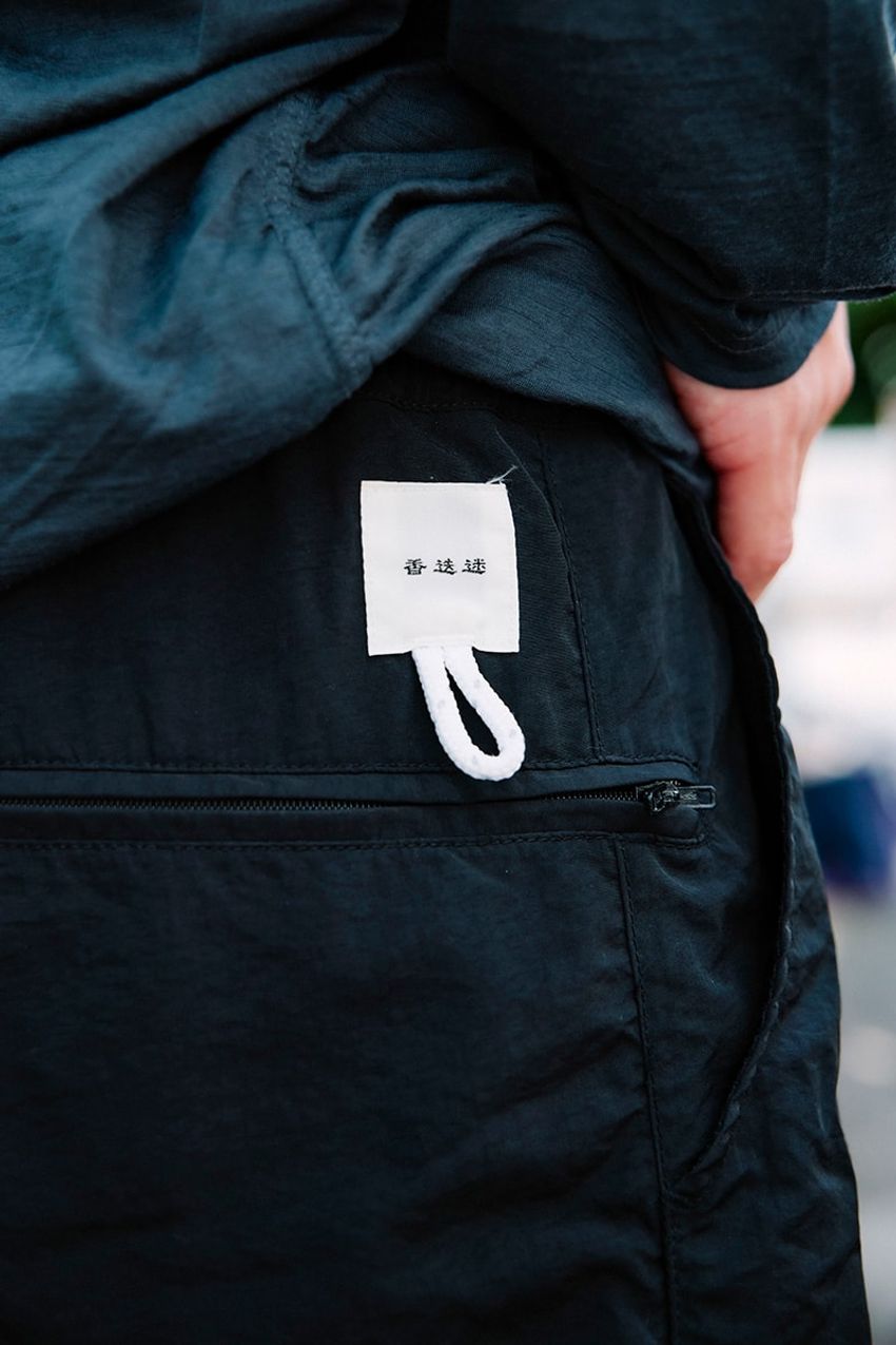 「Tシャツ×ショーツ」真夏の定番コーデはダークトーンでシックが大人に最適！ - 3枚目の画像