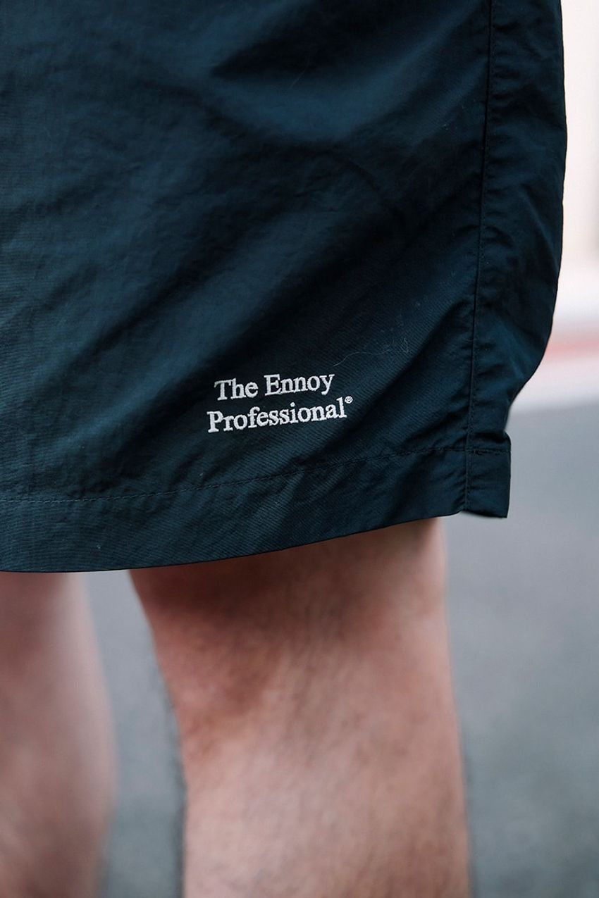 「Tシャツ×ショーツ」真夏の定番コーデはダークトーンでシックが大人に最適！ - 10枚目の画像