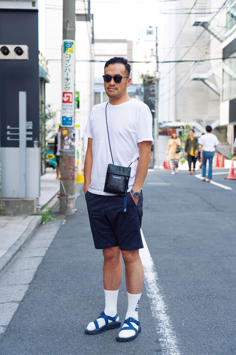 ワントーンでシックに仕上げる、ロングソックス×サンダルの着こなし 野原一哉