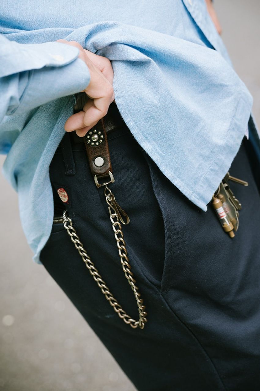 “淡いブルーシャツ”は何を合わせるのが正解？スタイルの違う3人をピックアップ - 3枚目の画像