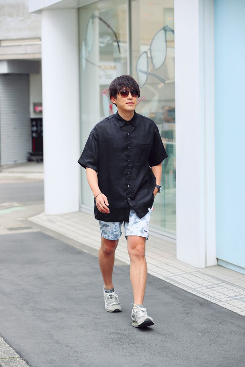 オーバーサイズシャツを都会っぽくする、ショーツとのコントラスト 渡邊夏樹