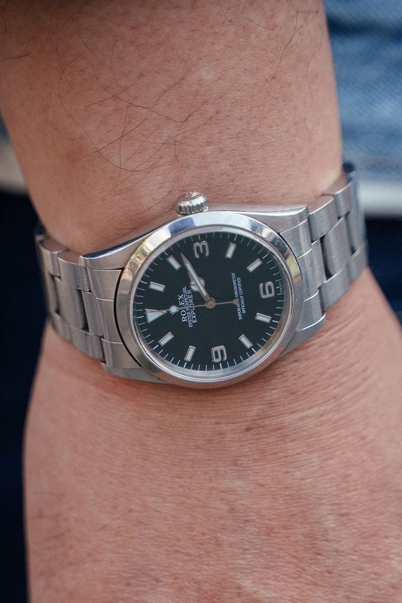 腕元のロレックスも品が漂っていい感じに映えている。