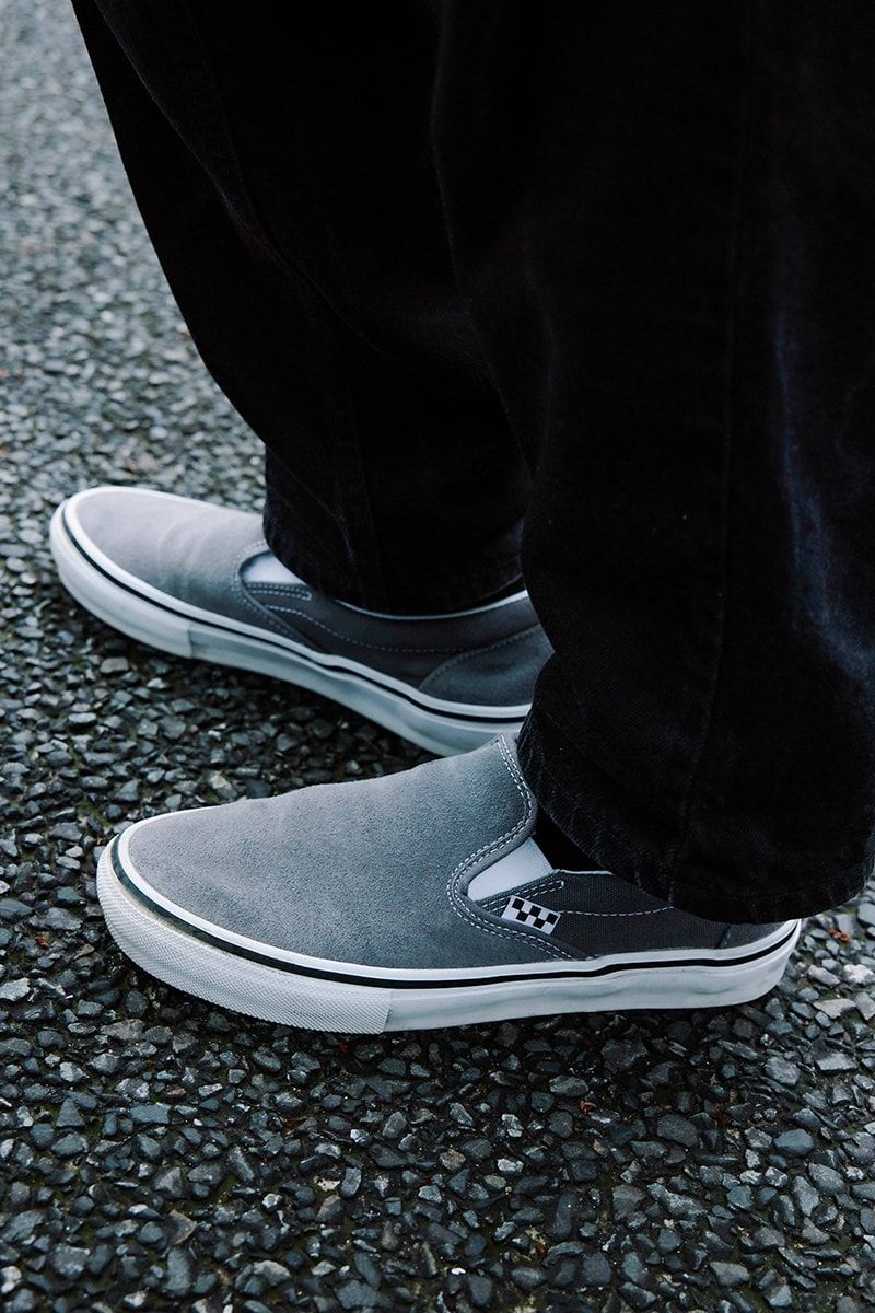 チェッカーフラッグ柄のピスタグは、スケートボードラインの証。シュプリームと呼応し大人のスケートスタイルに文句なしのスニーカーチョイスだ。