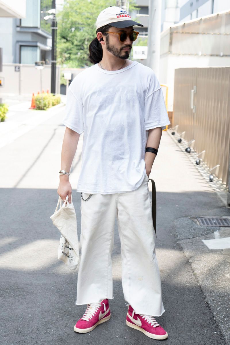 Tシャツ、デニム=ともに古着 シューズ=ナイキ 帽子=ディーゼル 眼鏡、バッグ、アクセサリー=すべてノーブランド