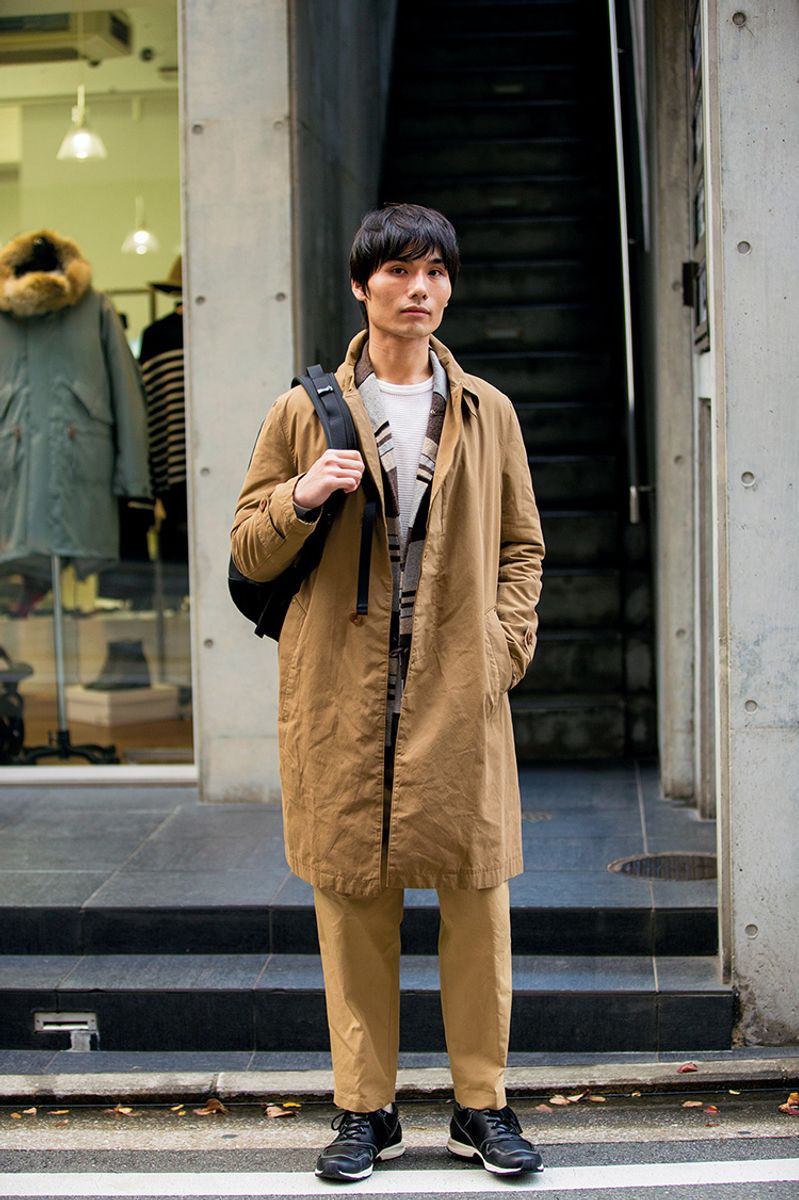 ブラウンの野暮ったさを回避するモノトーンコーデ 大石 啓介