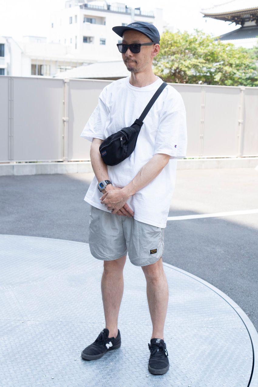 「無地の白T」一枚でシンプルに洒落た街角の3人！その着こなしテクニックを徹底解剖 - 2枚目の画像