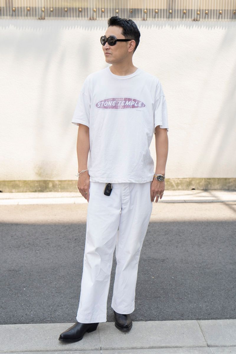 Tシャツ、パンツ=ともに古着 シューズ=アワーレガシー 眼鏡=ノーブランド 腕時計=ロレックス ブレスレット=エルメス リング=不明