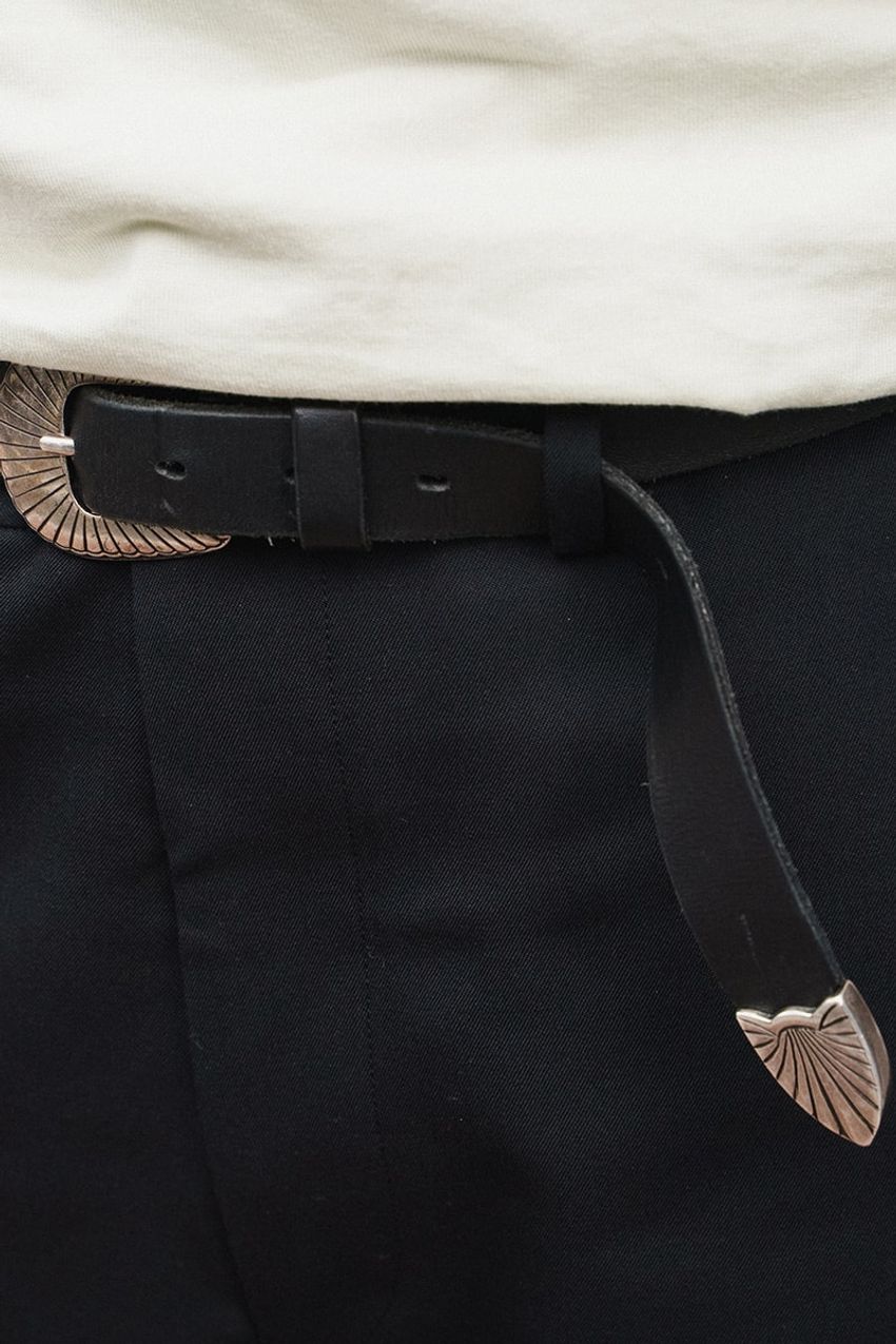 一枚でキマる「ニュアンスカラーT」。“黒スラックス合わせ”で自然に魅せた洒落者たちをスナップ！ - 4枚目の画像