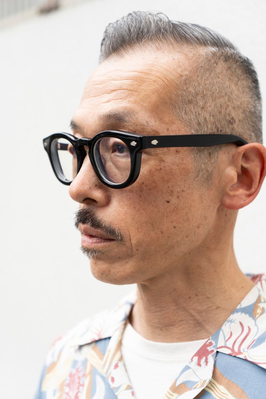 【50代】大人の色気を醸す秘訣は“小物使い”。金時計、スカーフ、メガネetc.選びと合わせが上手い3名 - 11枚目の画像