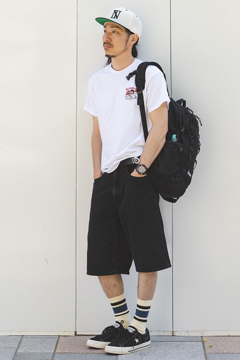 Tシャツ=ハイスタンダード ショーツ、バッグ=ともにシュプリーム スニーカー=コンバース 帽子=ザボーンズ 腕時計=ローマー
