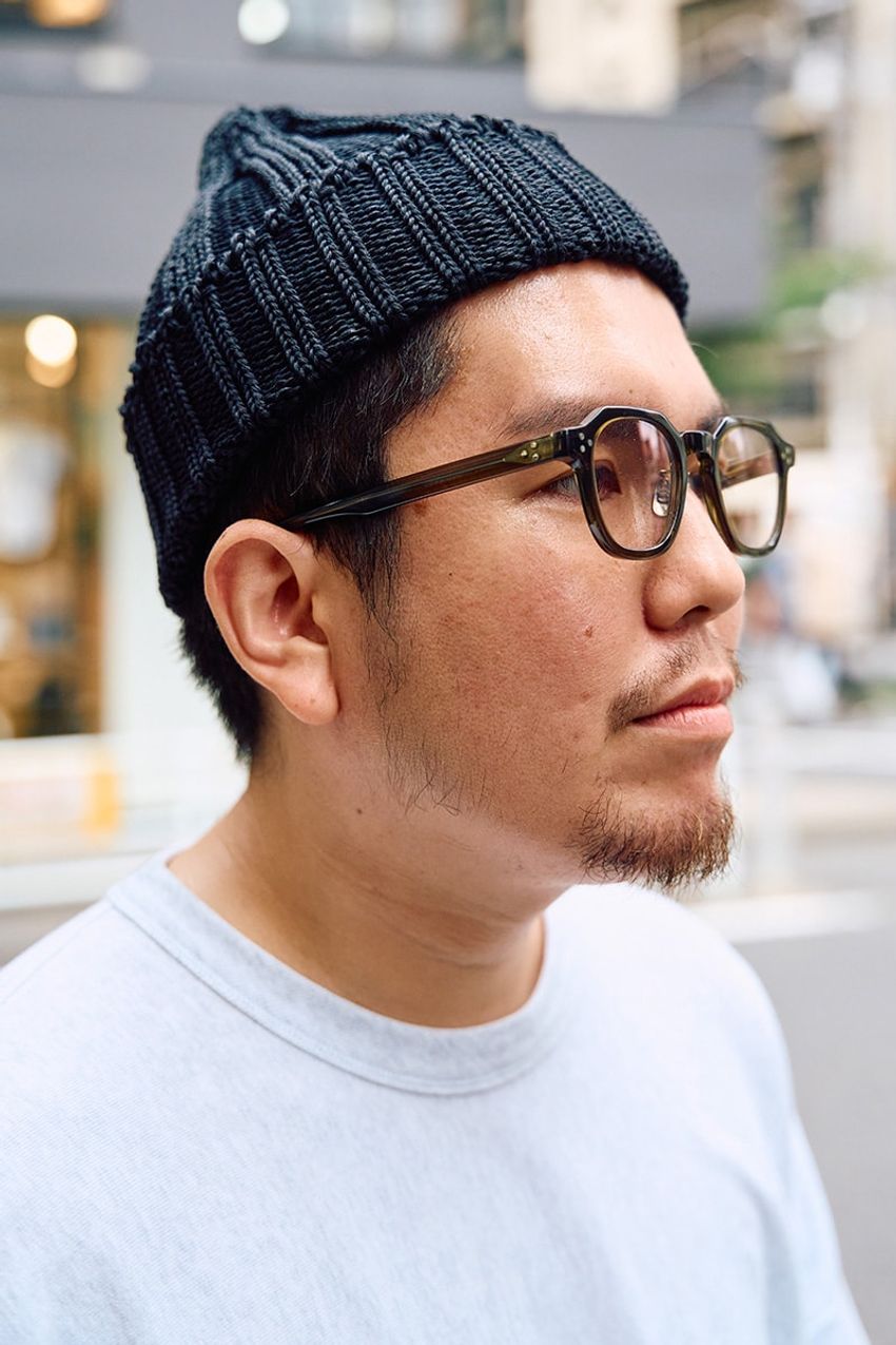 【35歳以上で厳選】ニット帽なら圧倒的に“黒”が人気。洒落た大人たち5名の被り方をスナップで - 3枚目の画像