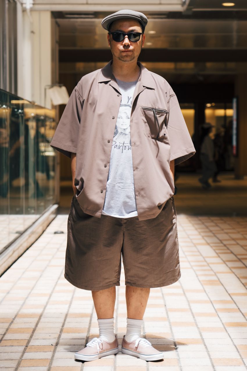 夏の街角で増えている“ベージュのシャツ”。人気の理由をスナップで探ってみた！ - 2枚目の画像