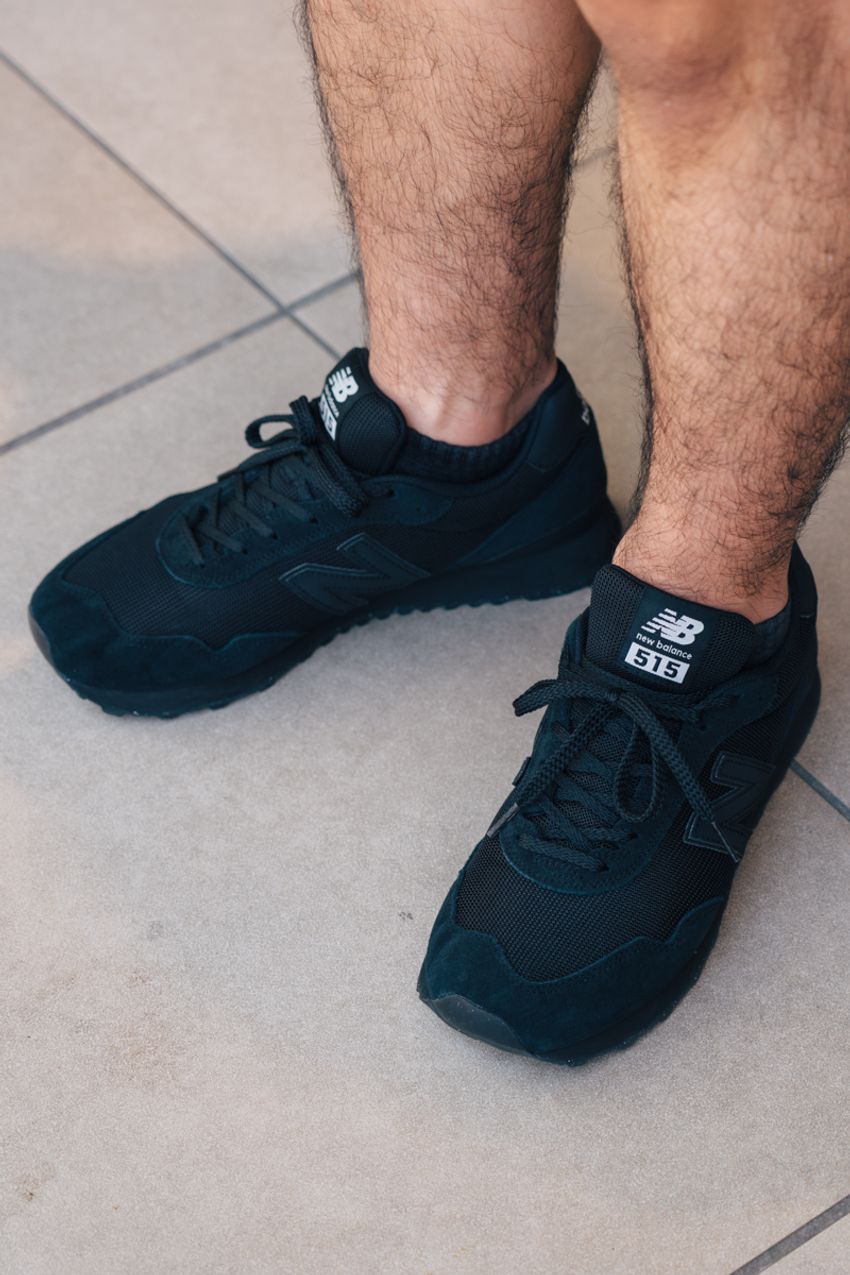 ニューバランス、ホカetc.軽装を引き締める“ブラックスニーカー”。洒落者たちが選んだブランドは？ - 5枚目の画像