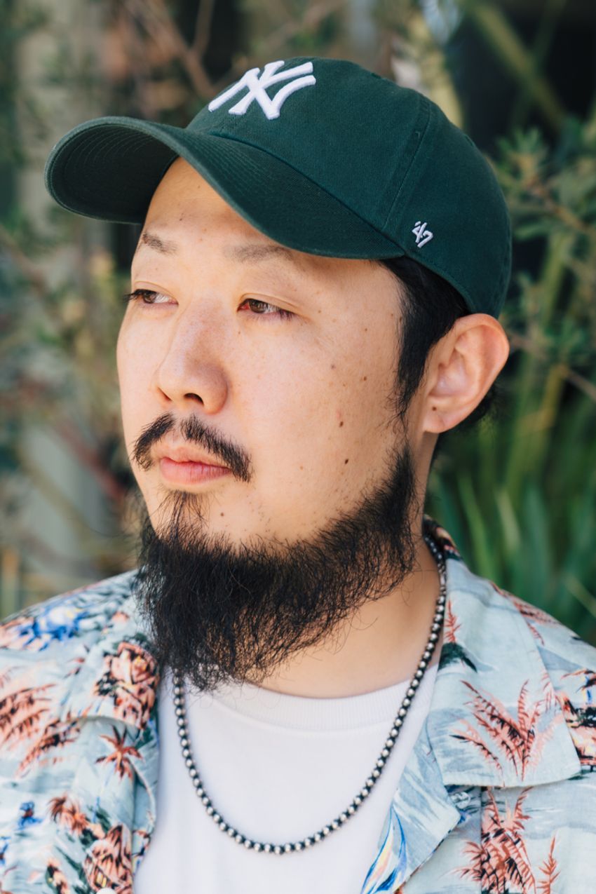 残暑の軽装はキャップで彩りを！“色モノ”を顔まわりに取り入れた3名をスナップで - 3枚目の画像