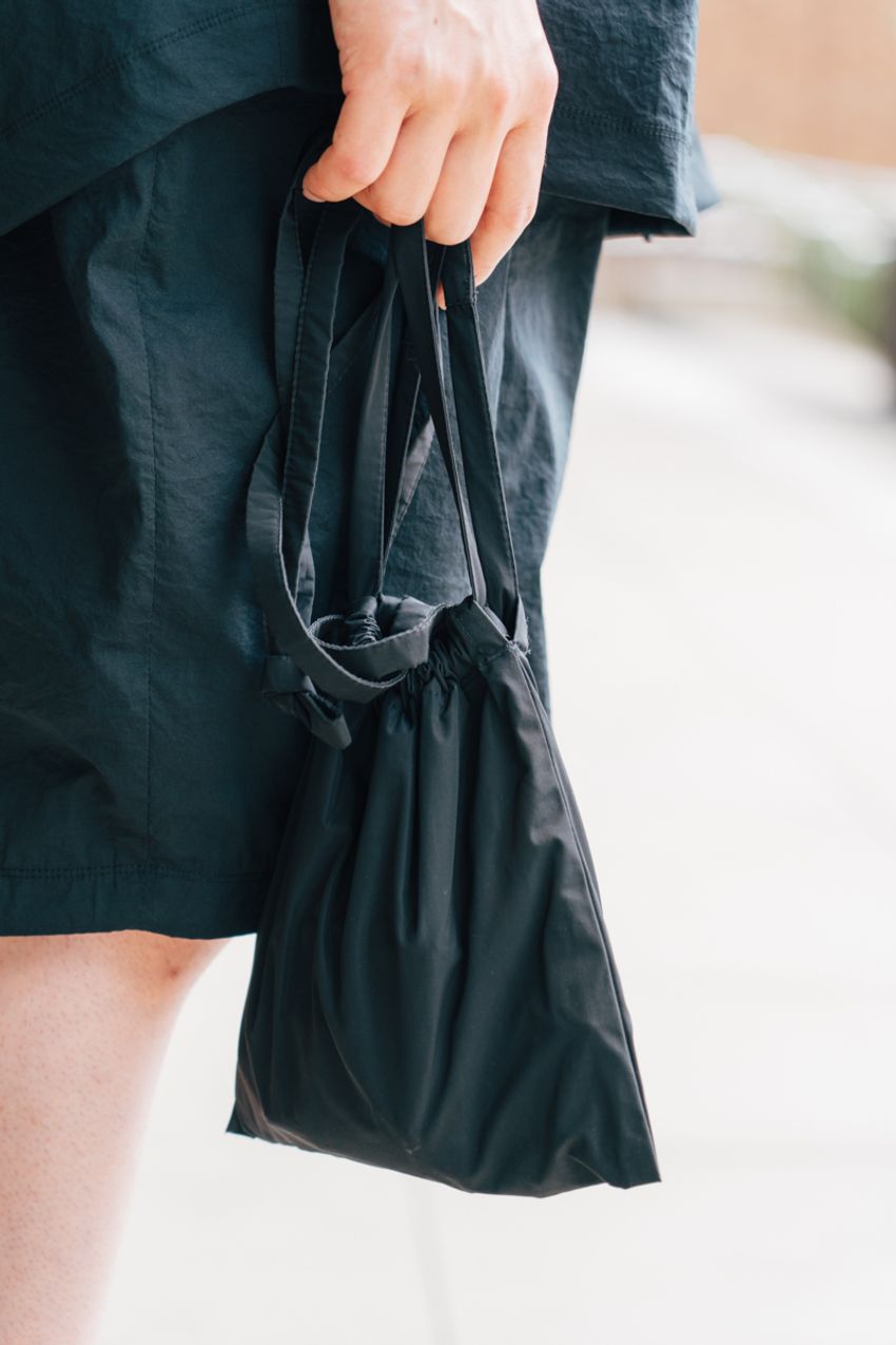 【街角のバッグ事情を調査】さりげなく使える”黒ミニバッグ”が高支持率を得ていた！ - 7枚目の画像