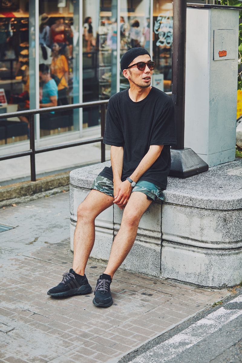 トップスと小物の黒に、短め柄ショーツがこんなに格好良い 田川智寛