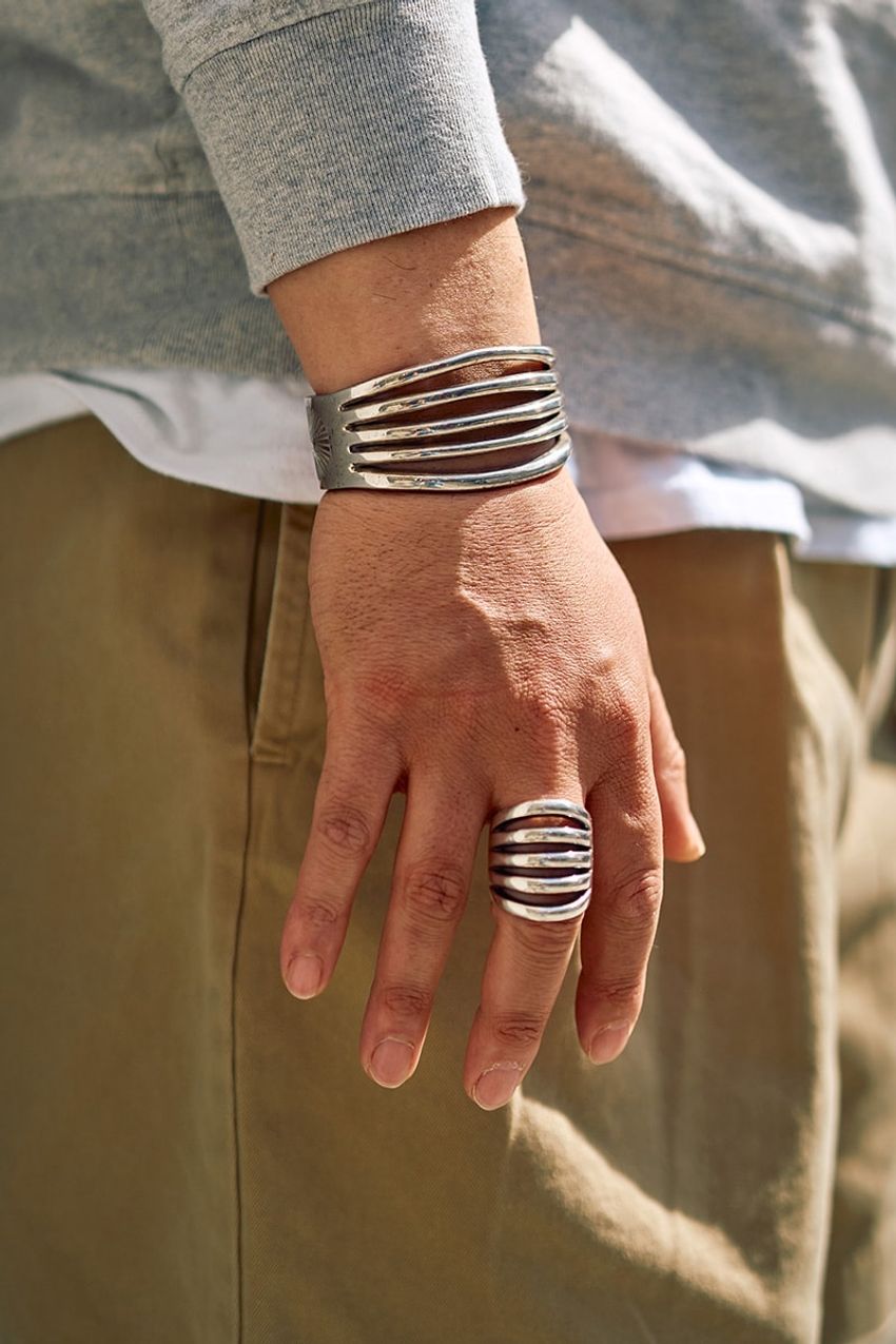 やっぱり「グレーのニューバランス」が好き！ 定番を今っぽく履きこなした3人のスナップ集 - 4枚目の画像