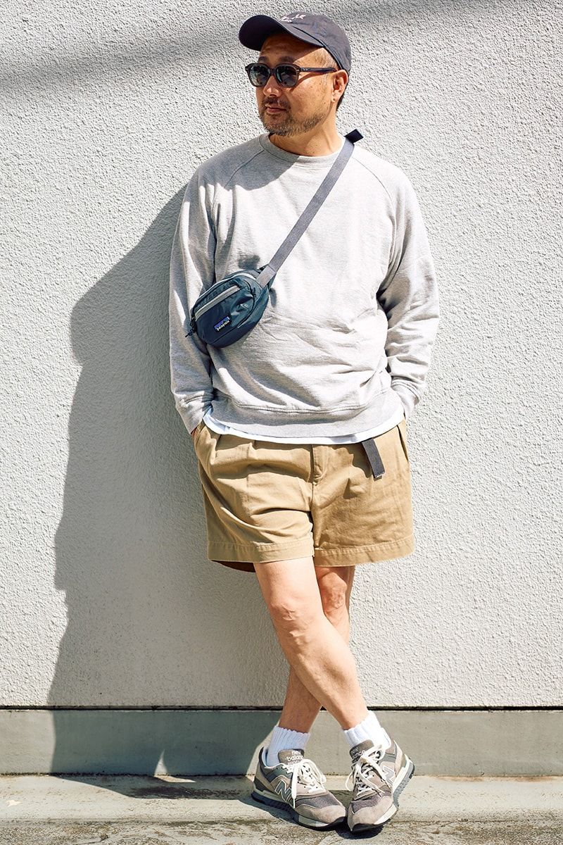 スウェット＝コモリ　Tシャツ＝グッドウェア　ショーツ＝ポロラルフローレン　スニーカー＝ニューバランス　帽子＝トリュフベーカリー　サングラス＝レイバン　バッグ＝パタゴニア