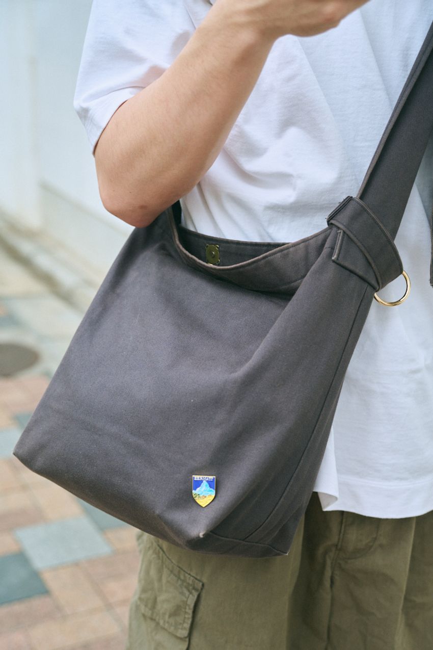 実用性抜群！洒落者たちが支持する“黒ショルダー”。愛用ブランドをスナップで調査してみた - 8枚目の画像