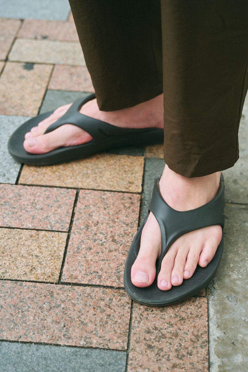 ウーフォスは“黒”がダントツ人気！夏の快適度をアゲるサンダル活用法をスナップで - 6枚目の画像