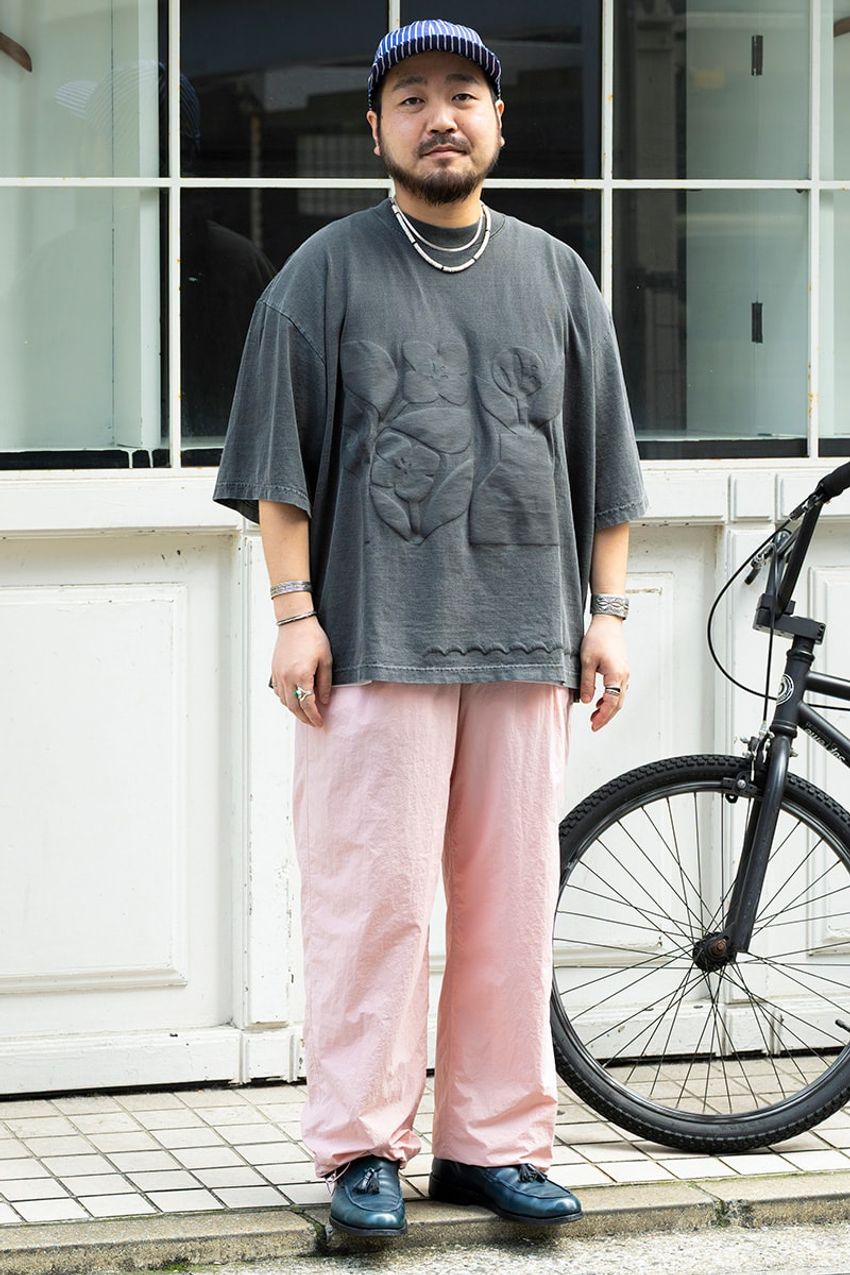 “淡いカラーパンツ”トレンドが上陸中？白黒とのモノトーンとも好相性！コーデ好例をスナップで - 2枚目の画像