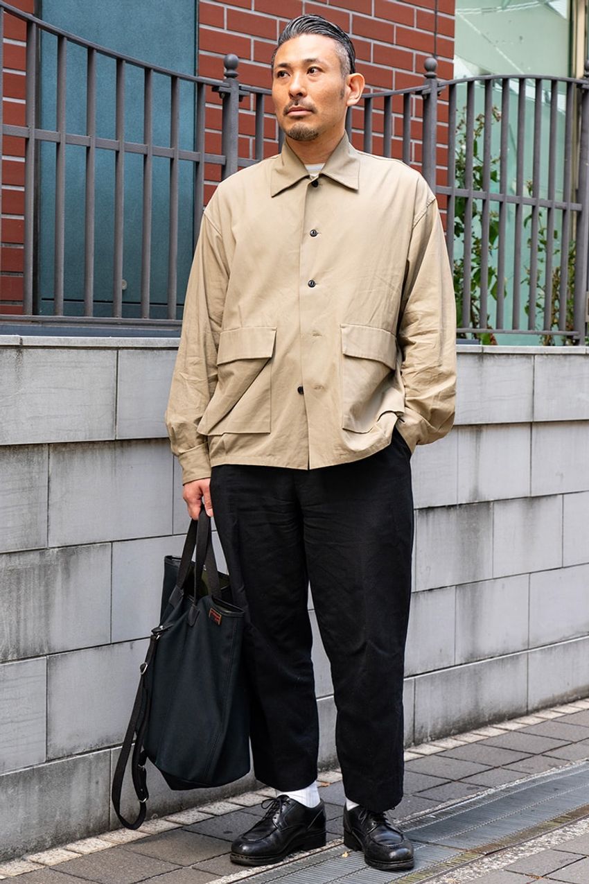 シャツも“季節感”が大切！ 今季は白じゃなく、ニュアンスカラーが大正解？ スナップで考察 - 6枚目の画像