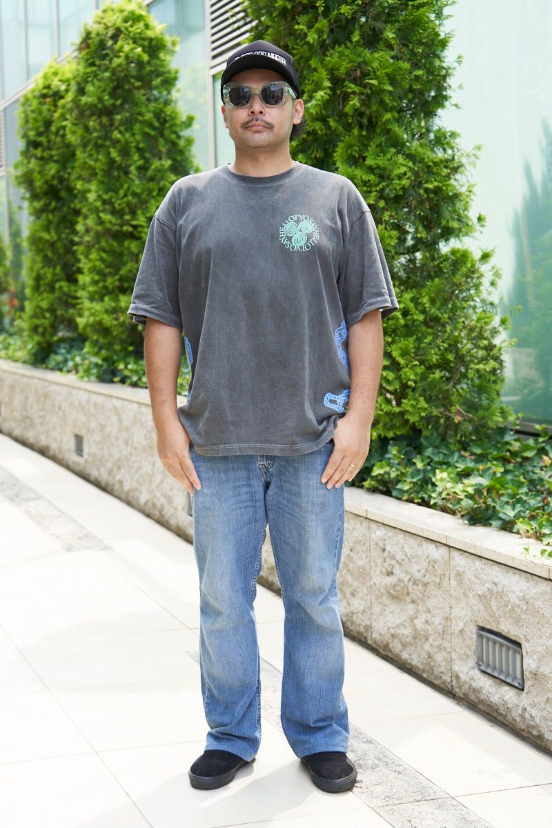 Tシャツ=ガスマリア×セイハロー デニム=リーバイス シューズ=ヴァンズ×ブルーラグ 帽子=不明 眼鏡=パンティードロッパー×アスドライフラワー