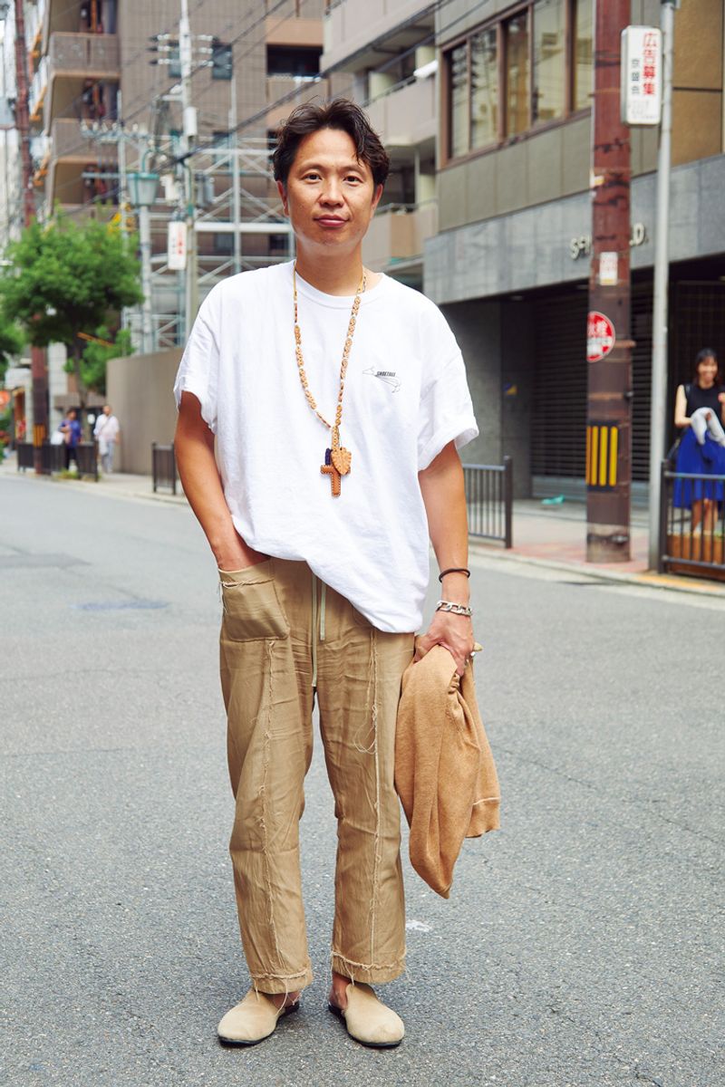 休日スタイルは、ホワイトとアースカラーでナチュラル仕上げ 土岐典生